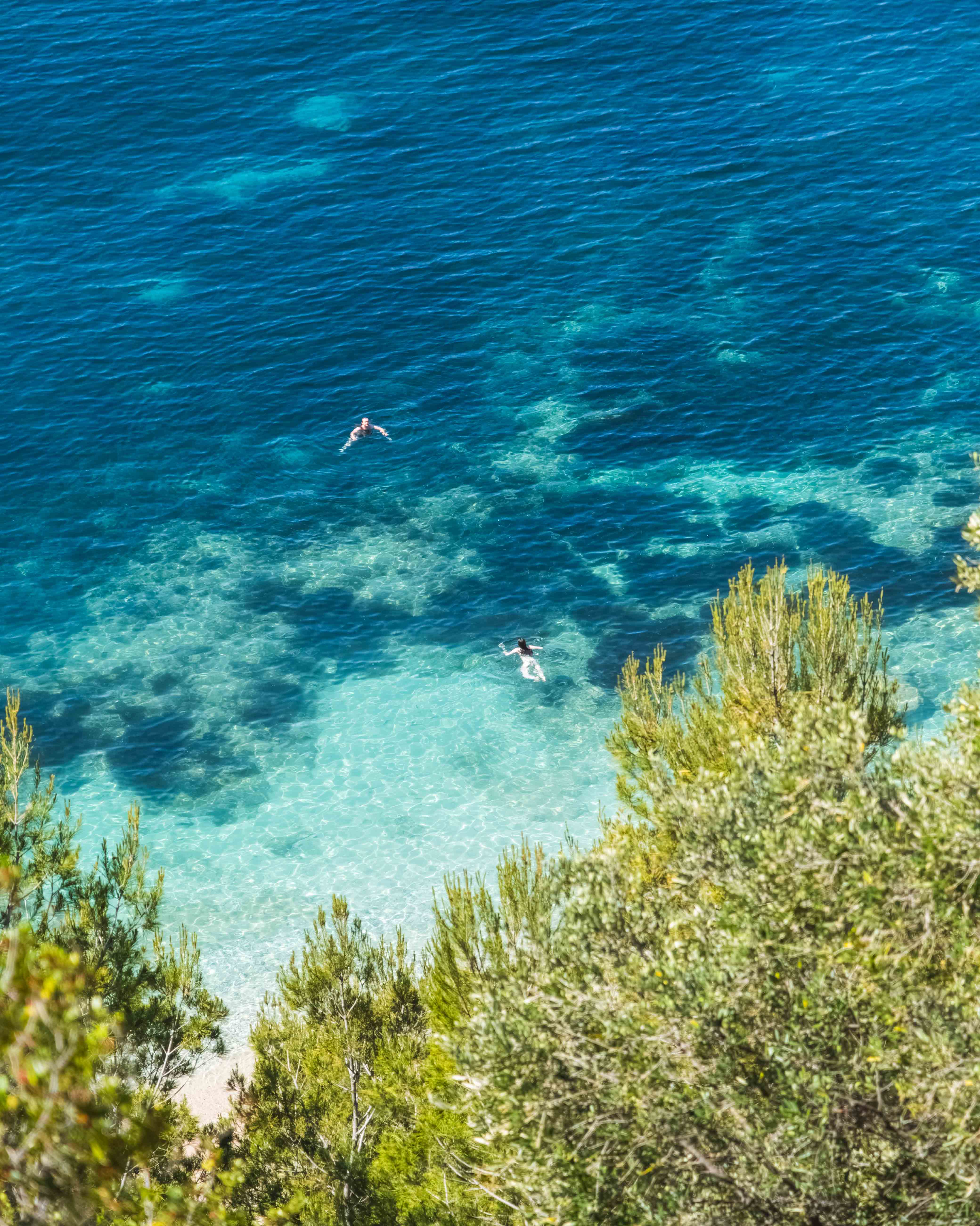 Mer turquoise cristalline vue depuis les hauteurs