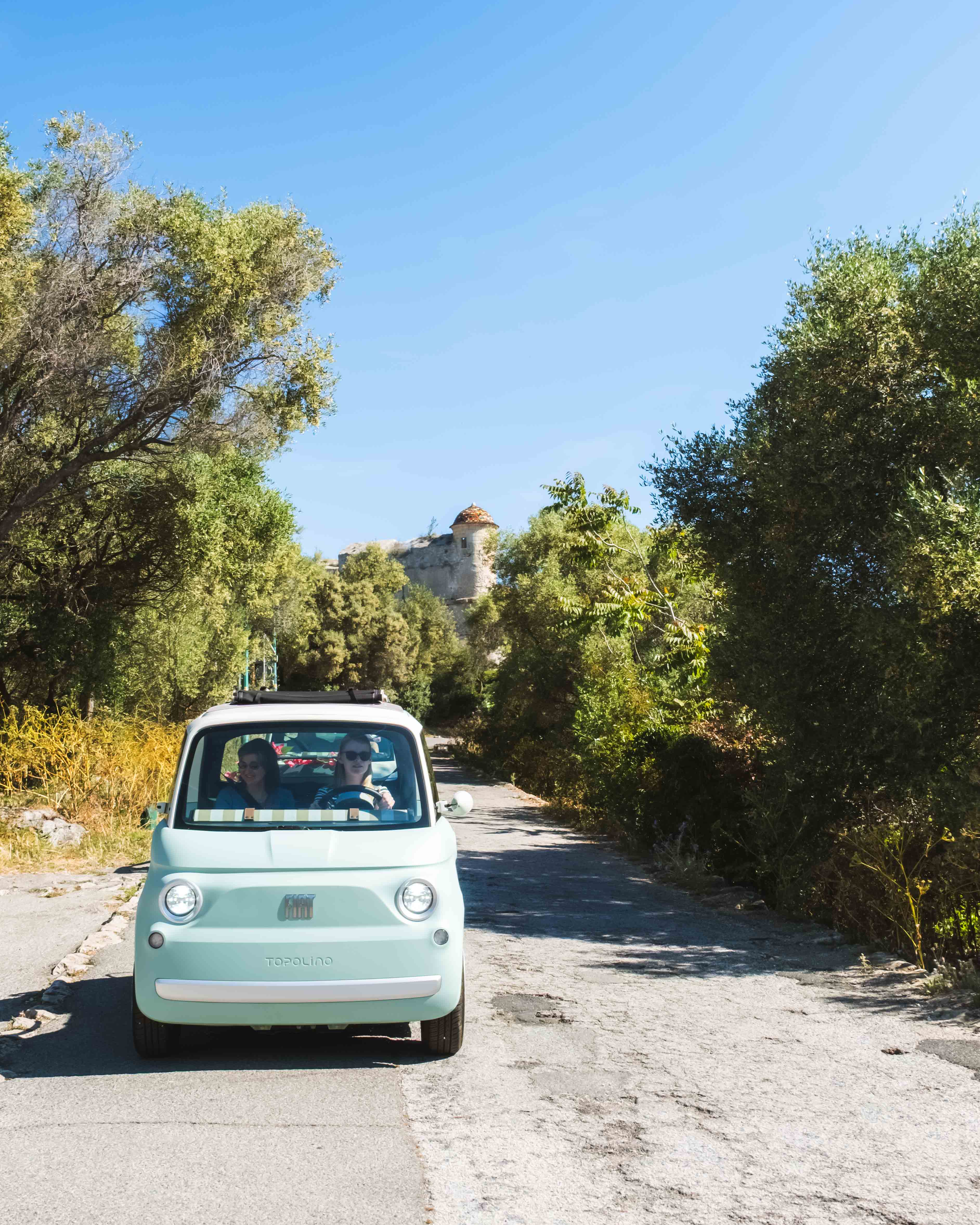 Topolino menthe sur une route avec monument historique